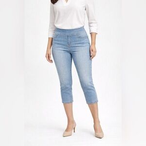 👖 Signature by Levi Strauss Totally Shaping Pull-On Capri Jeans – Women’s